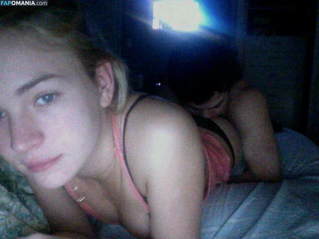 Britt Robertson Обнажённый Утёкшее фото #9