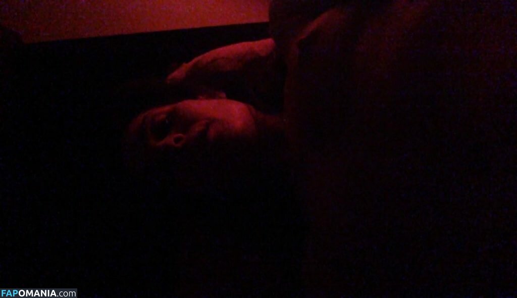 Carly Pope Обнажённый Утёкшее фото #7