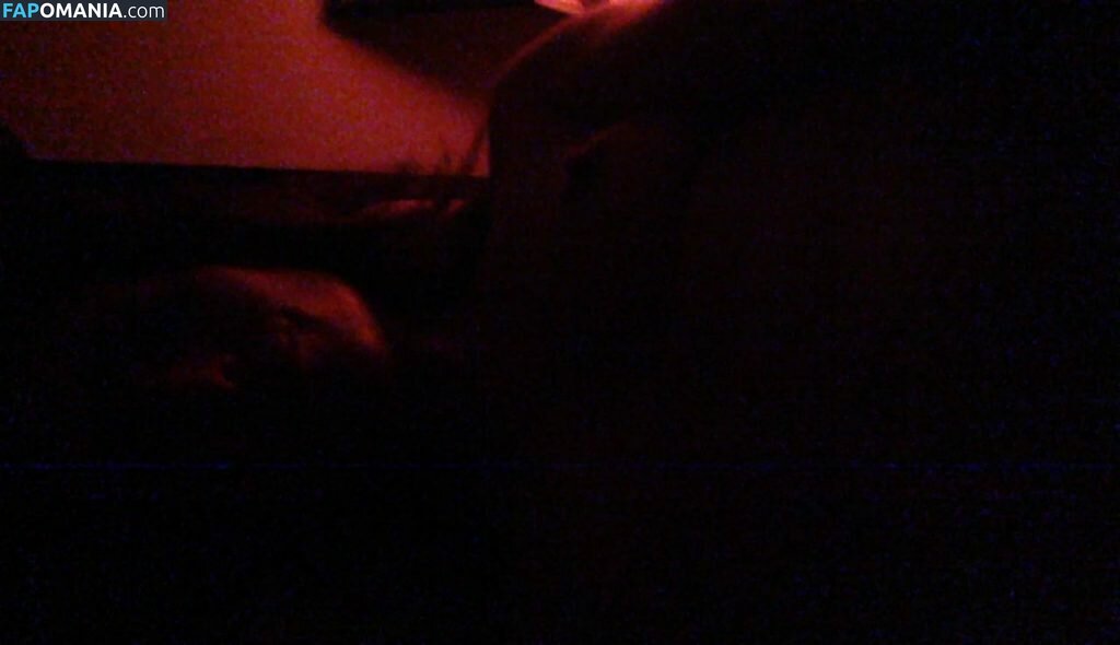 Carly Pope Обнажённый Утёкшее фото #8