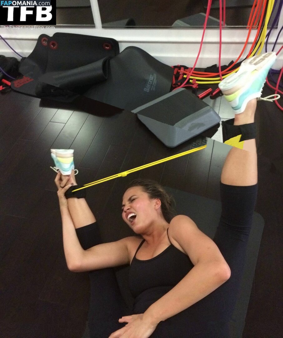 Chrissy Teigen Обнажённый Утёкшее фото #1