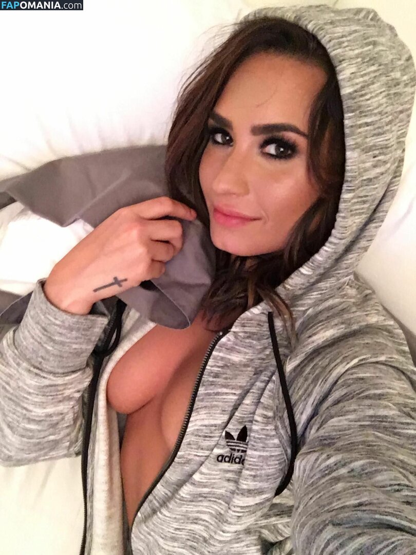 Demi Lovato Обнажённый Утёкшее фото #7