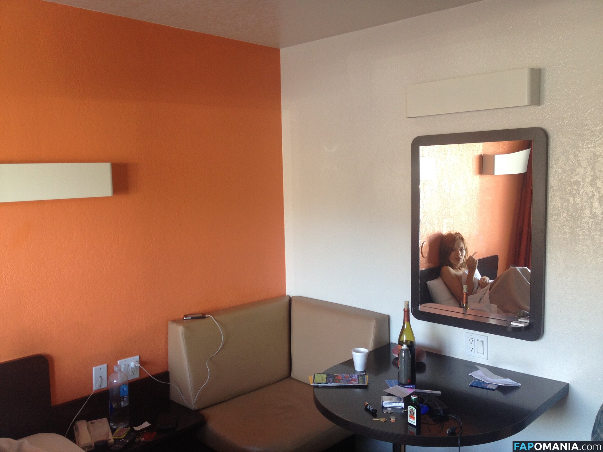 Emily Browning Обнажённый Утёкшее фото #4