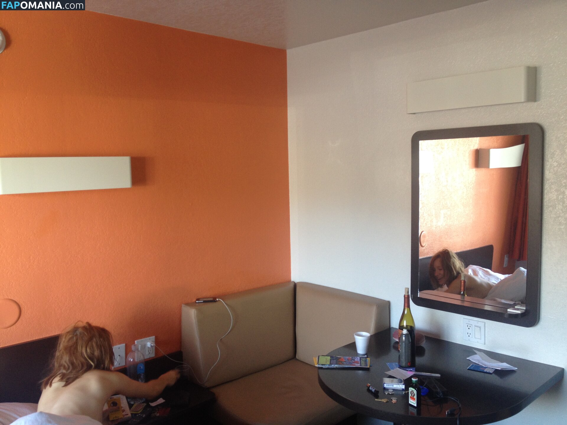 Emily Browning Обнажённый Утёкшее фото #5