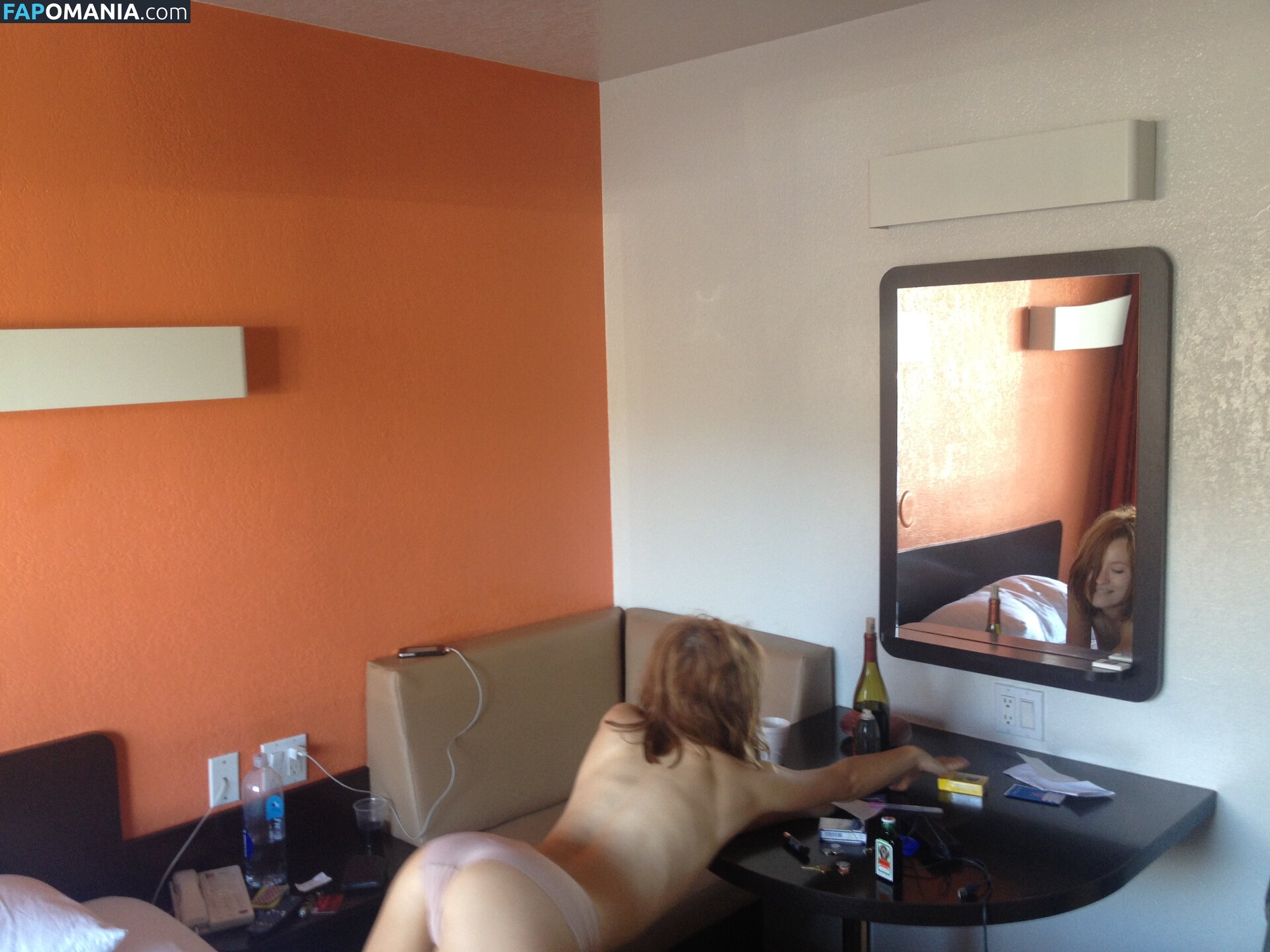 Emily Browning Обнажённый Утёкшее фото #8