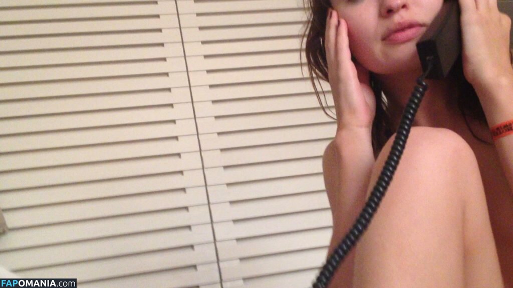 Emily Browning Обнажённый Утёкшее фото #40