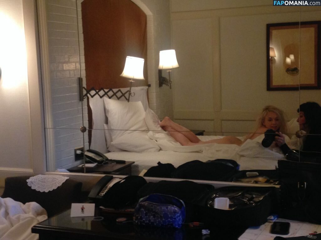 Emily Kinney Обнажённый Утёкшее фото #9