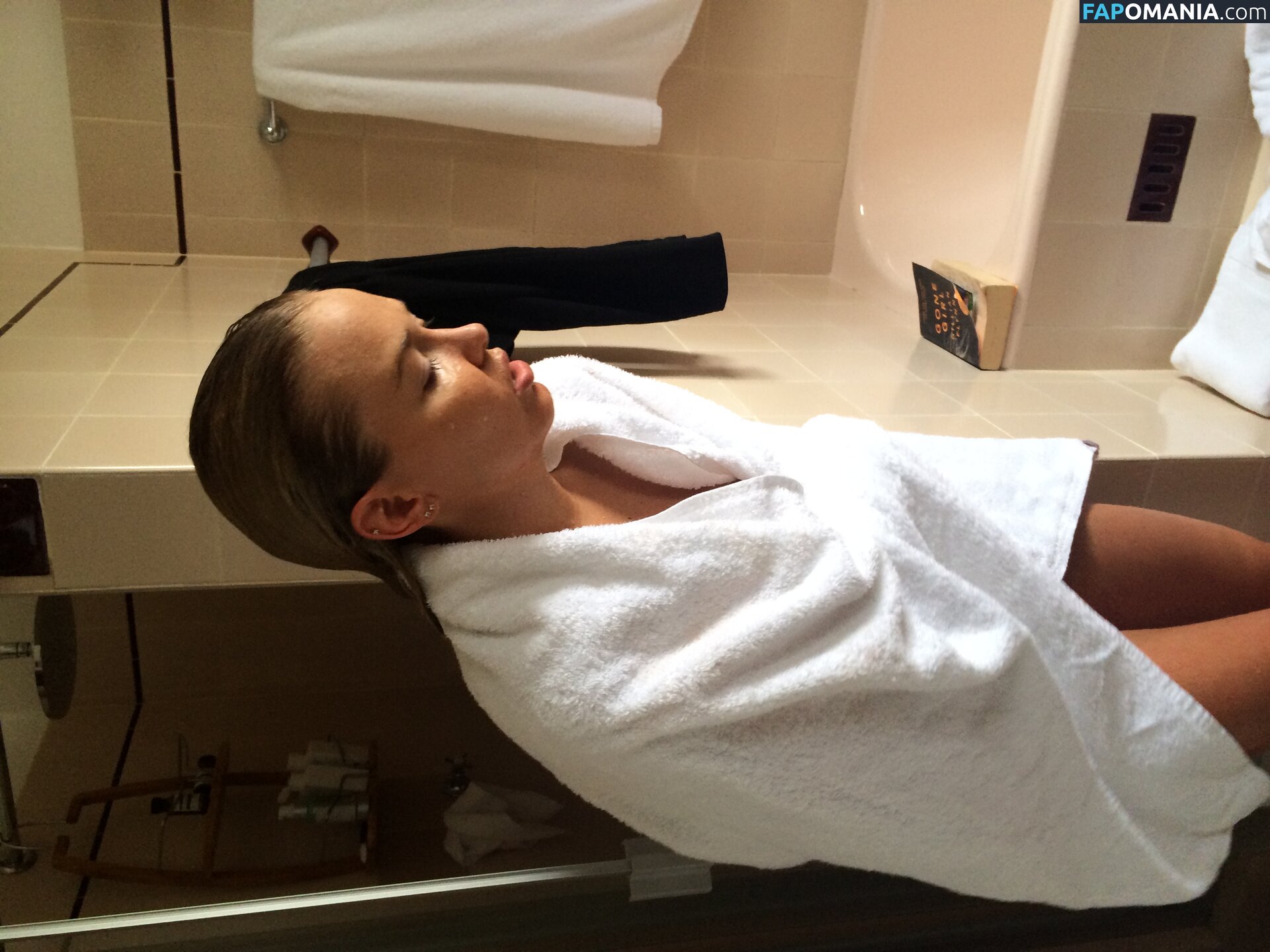 Lara Bingle Обнажённый Утёкшее фото #254