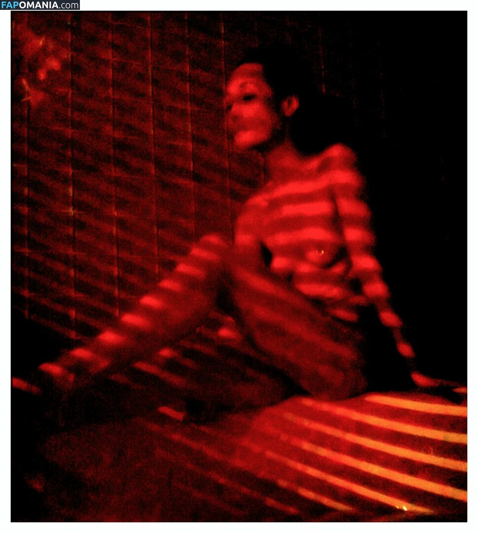 Maggie Q Обнажённый Утёкшее фото #5