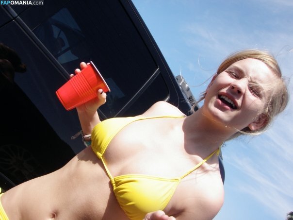 Britt Robertson Обнажённый Утёкшее фото #15