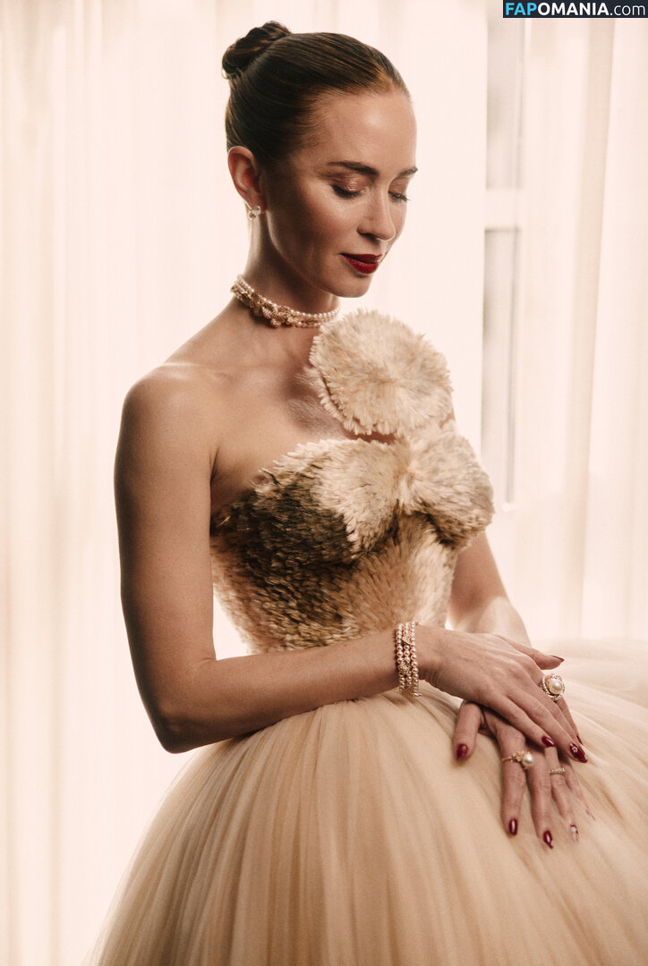 Emily Blunt / _emily_blunt_ / twogirlsoneblunt Обнажённый OnlyFans  Утёкшее фото #459