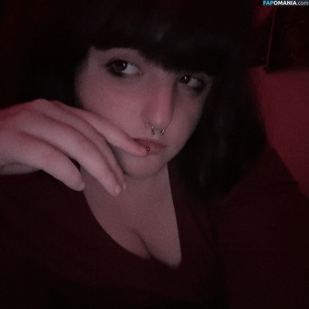 Myka / floral.and.fading._ / lets.cheers.t0.this Обнажённый OnlyFans  Утёкшее фото #2