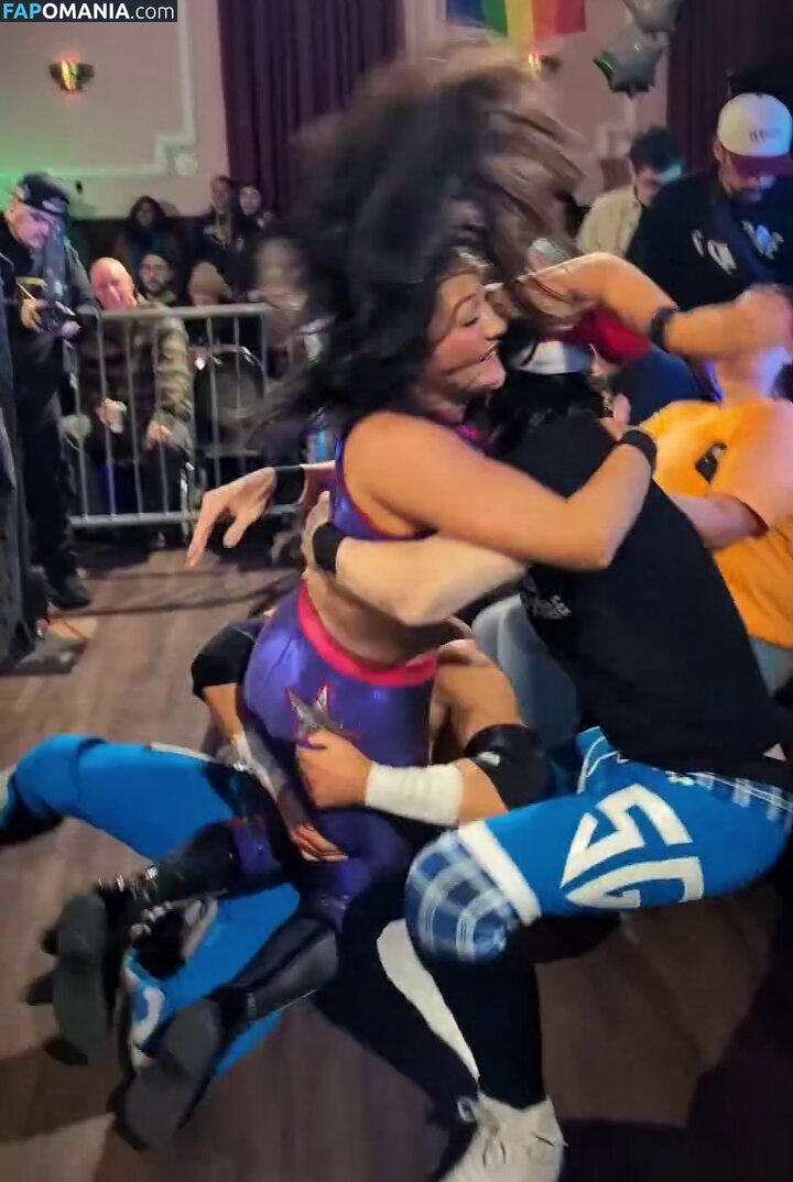 Izzy Moreno  / Izzy Moreno / ItsIzzyMania / itsizzymania Обнажённый OnlyFans  Утёкшее фото #12