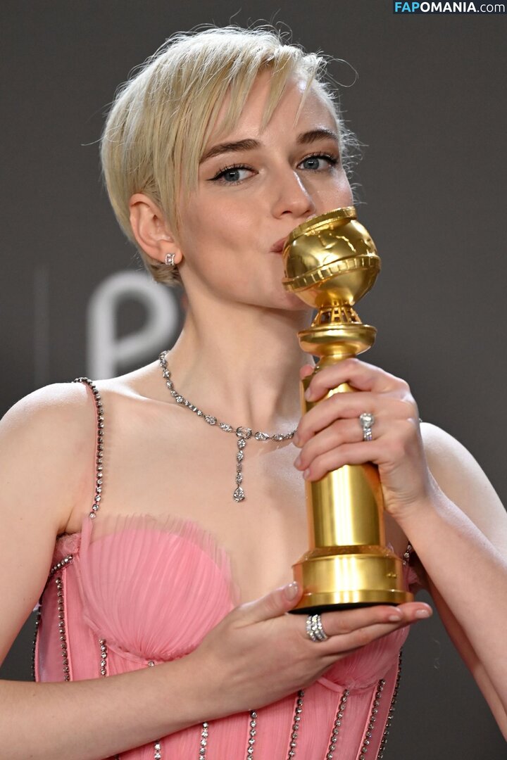 Julia Garner / juliagarnerofficial / ztyg_29 Обнажённый OnlyFans  Утёкшее фото #2