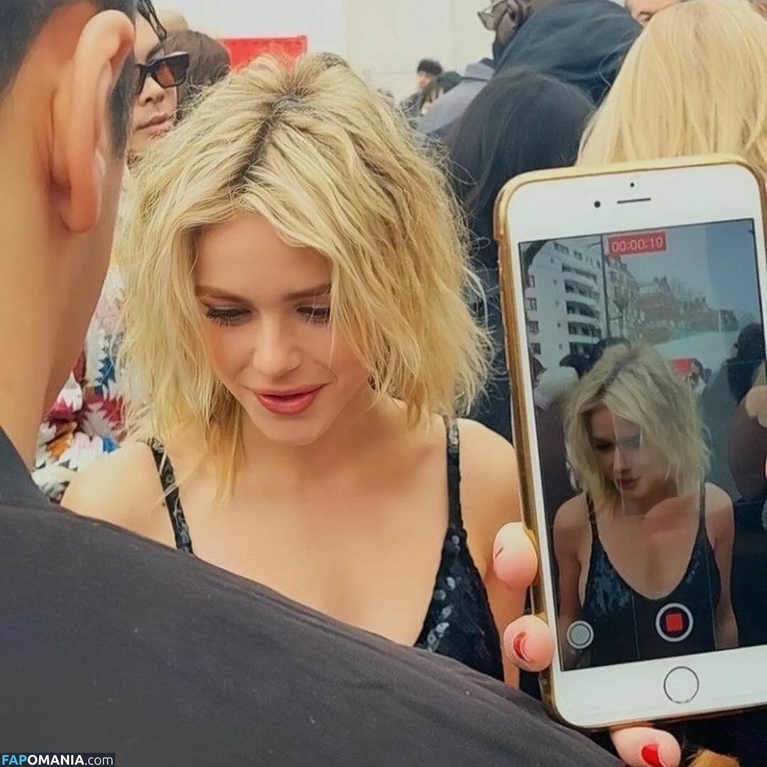 AdventuresSabrina / Kiernan Shipka / kiernanshipka Обнажённый OnlyFans  Утёкшее фото #496