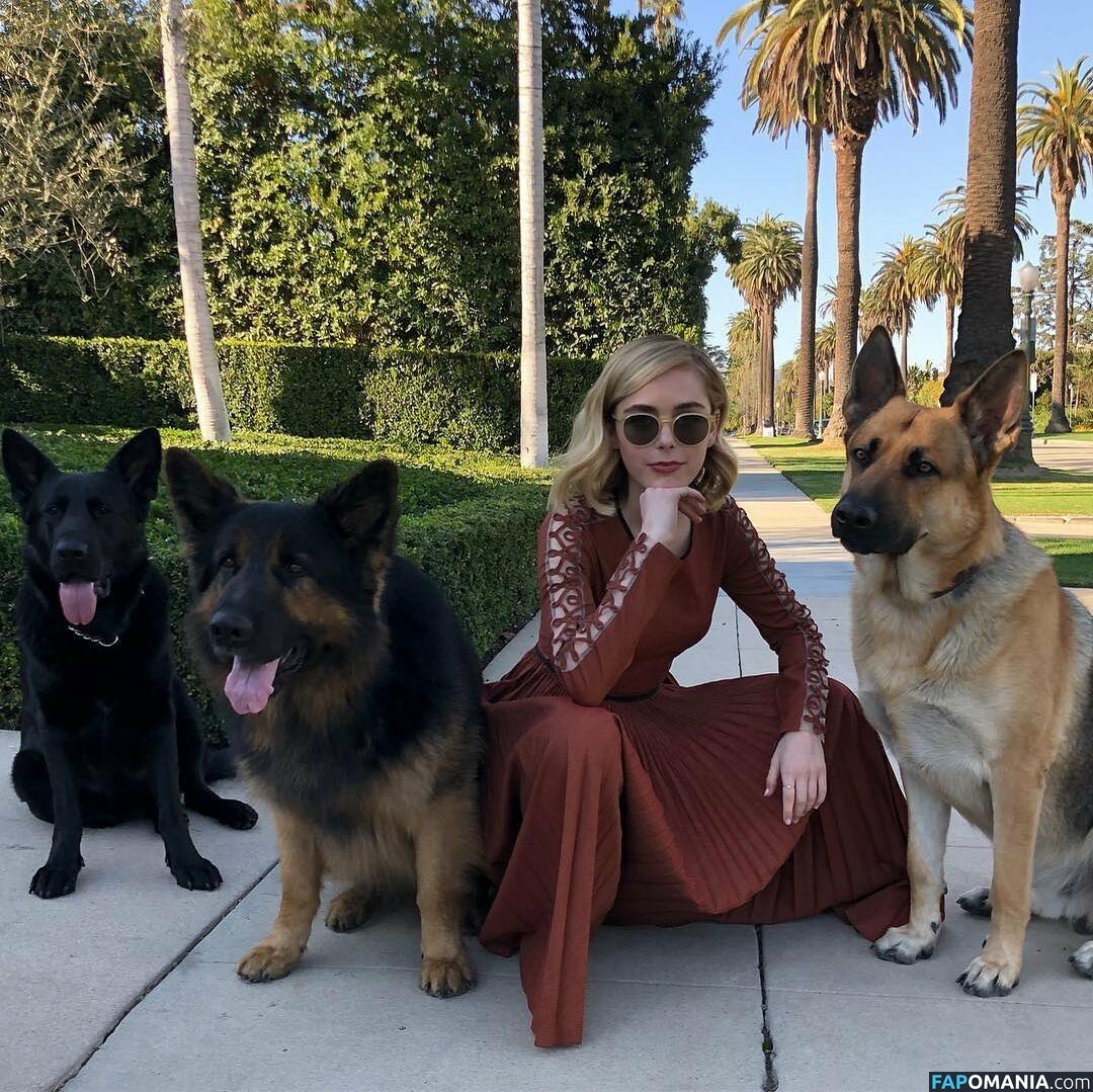 AdventuresSabrina / Kiernan Shipka / kiernanshipka Обнажённый OnlyFans  Утёкшее фото #656