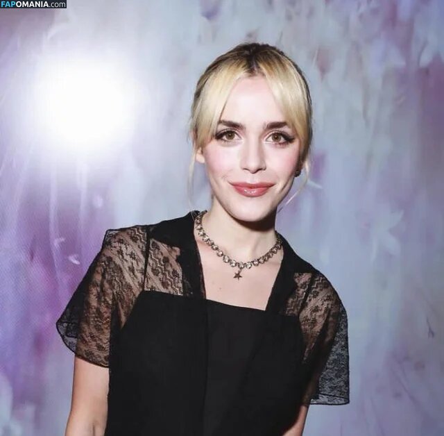 AdventuresSabrina / Kiernan Shipka / kiernanshipka Обнажённый OnlyFans  Утёкшее фото #869