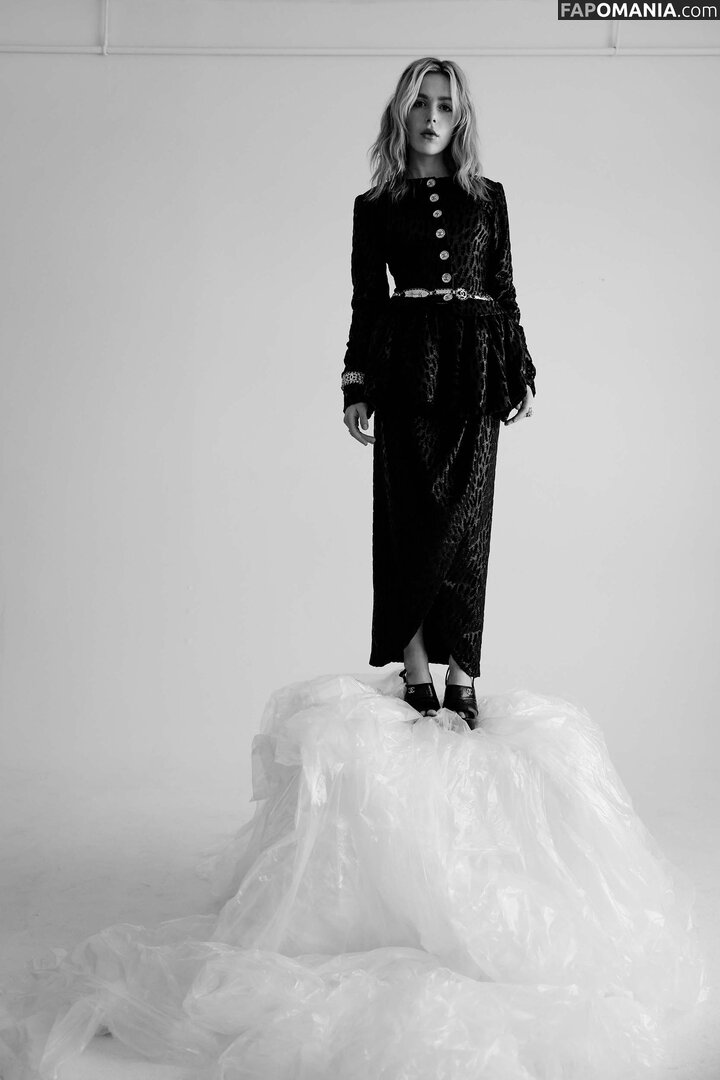 AdventuresSabrina / Kiernan Shipka / kiernanshipka Обнажённый OnlyFans  Утёкшее фото #1530