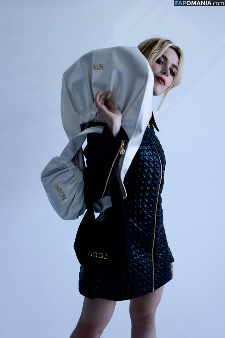 AdventuresSabrina / Kiernan Shipka / kiernanshipka Обнажённый OnlyFans  Утёкшее фото #1532