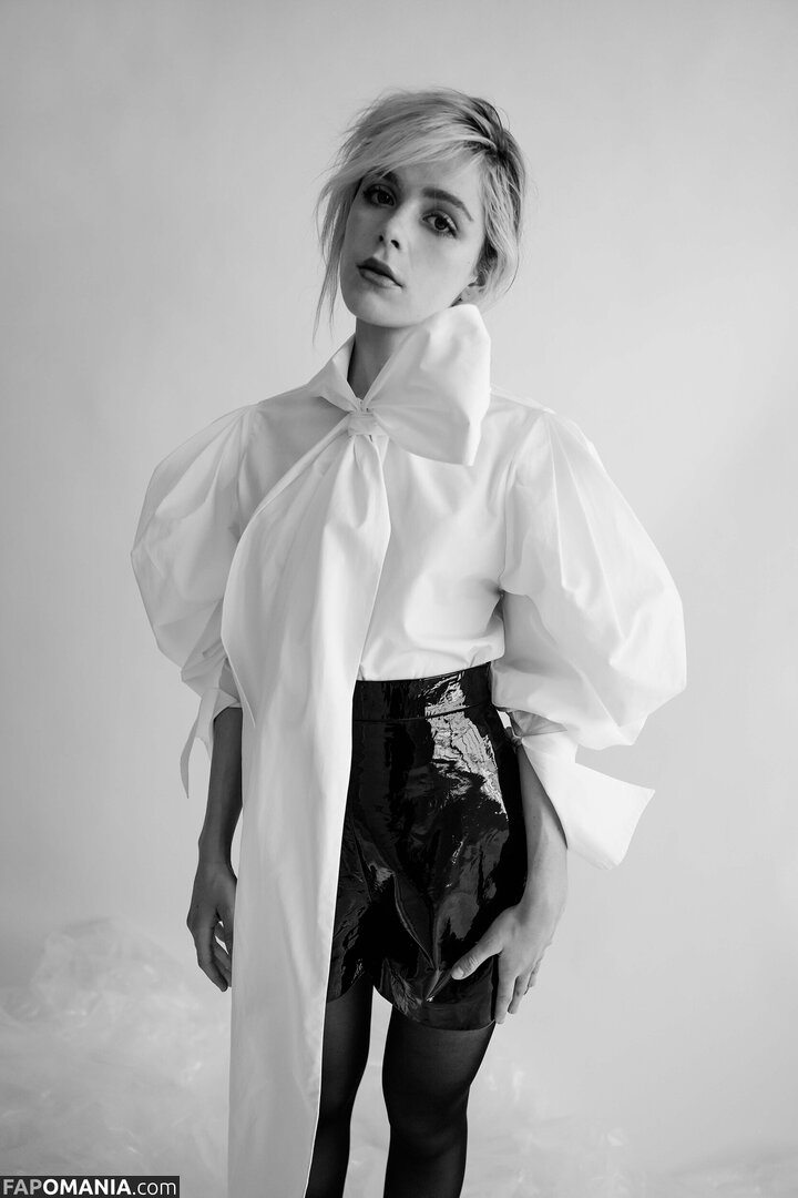 AdventuresSabrina / Kiernan Shipka / kiernanshipka Обнажённый OnlyFans  Утёкшее фото #1534