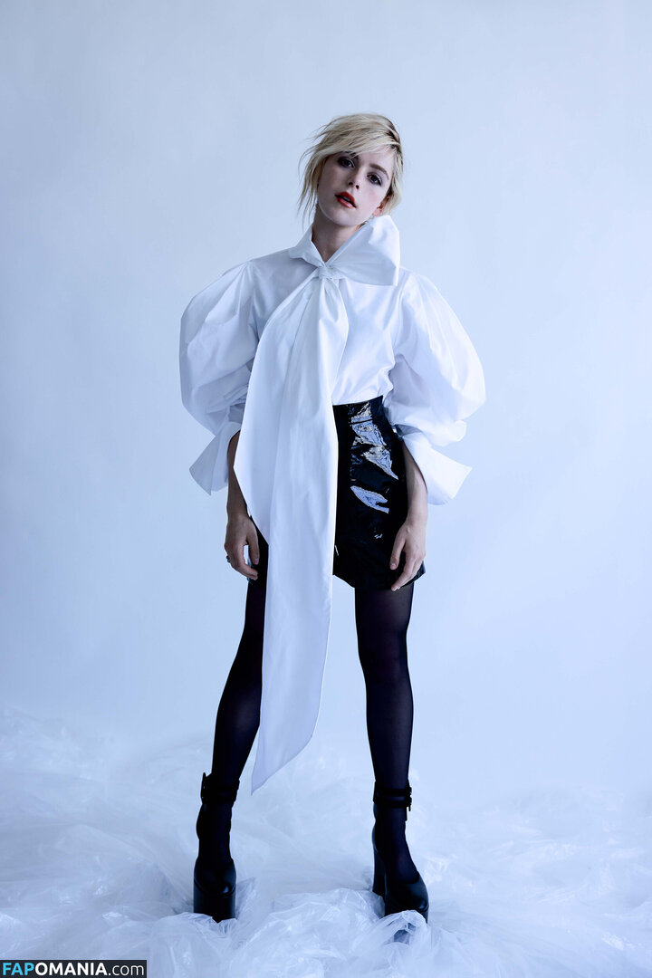 AdventuresSabrina / Kiernan Shipka / kiernanshipka Обнажённый OnlyFans  Утёкшее фото #1535