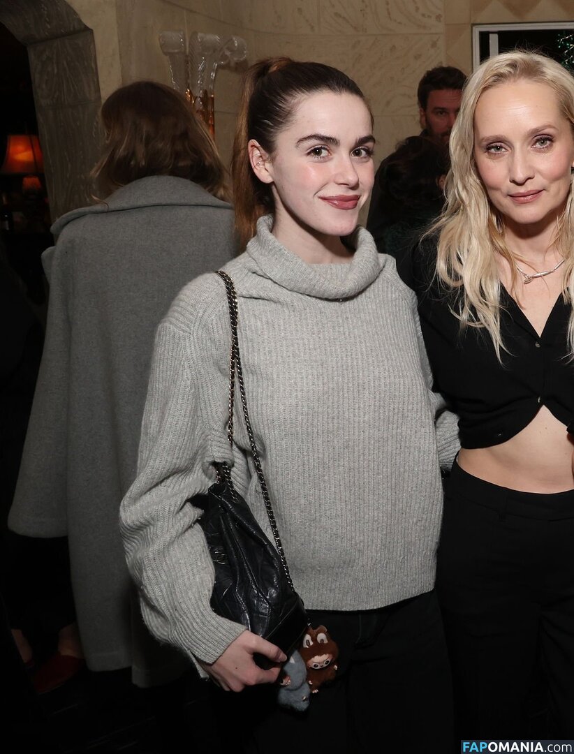 AdventuresSabrina / Kiernan Shipka / kiernanshipka Обнажённый OnlyFans  Утёкшее фото #1551