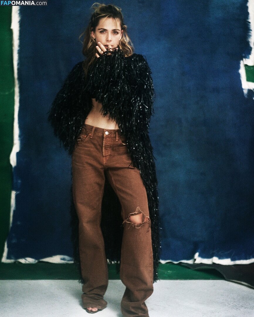 AdventuresSabrina / Kiernan Shipka / kiernanshipka Обнажённый OnlyFans  Утёкшее фото #1554