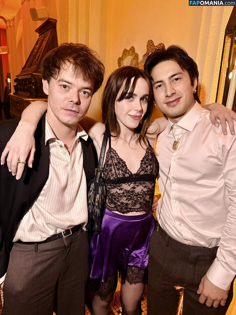 AdventuresSabrina / Kiernan Shipka / kiernanshipka Обнажённый OnlyFans  Утёкшее фото #1556