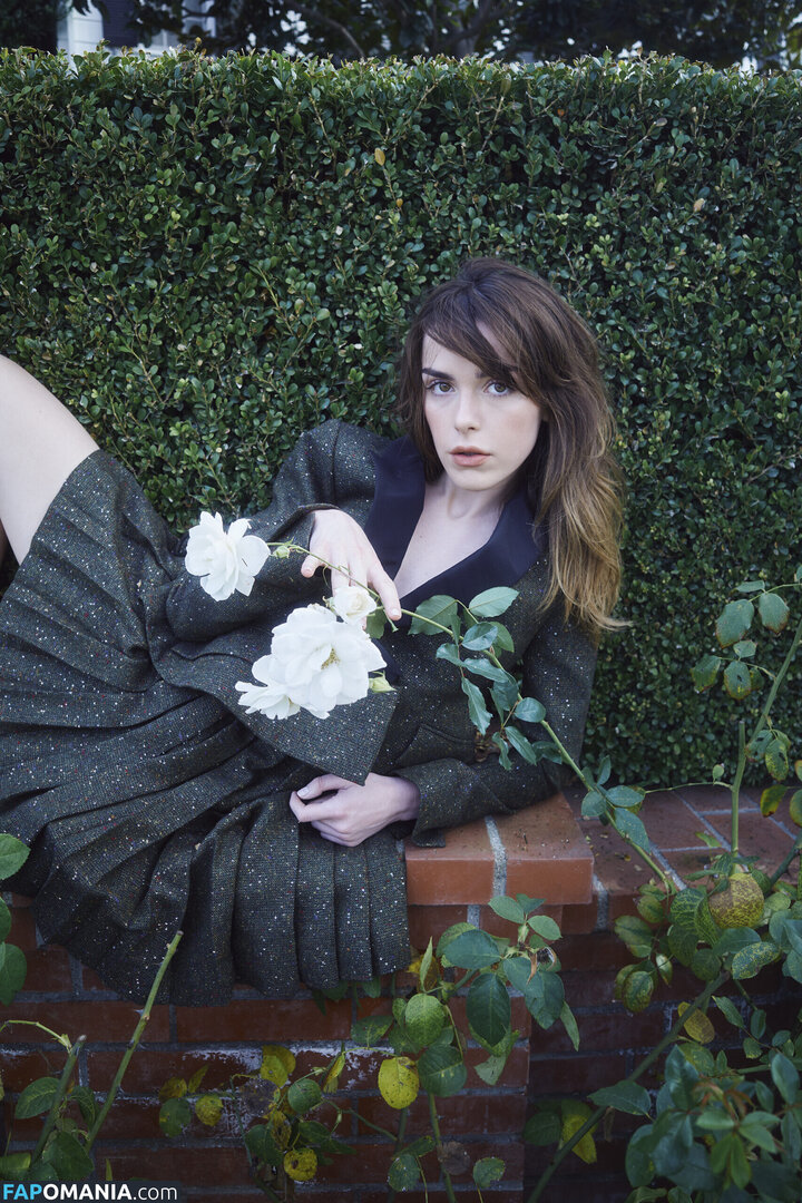 AdventuresSabrina / Kiernan Shipka / kiernanshipka Обнажённый OnlyFans  Утёкшее фото #1562