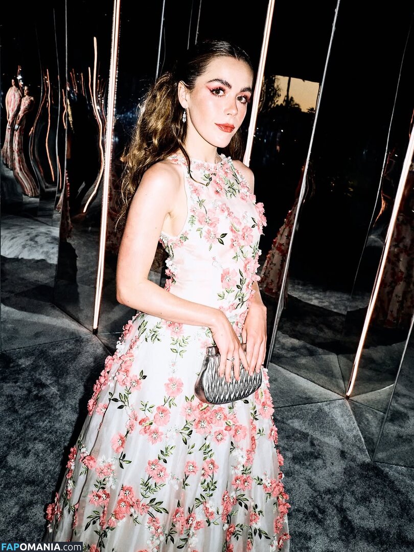 AdventuresSabrina / Kiernan Shipka / kiernanshipka Обнажённый OnlyFans  Утёкшее фото #1564