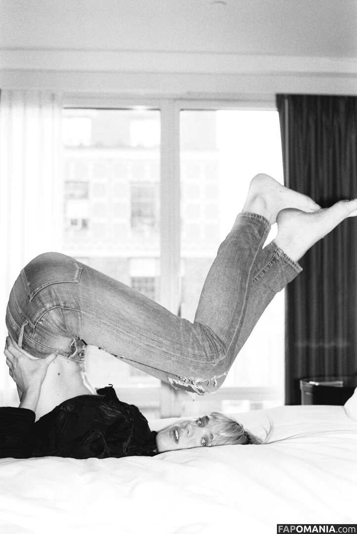 Mackenzie Davis Обнажённый OnlyFans  Утёкшее фото #8