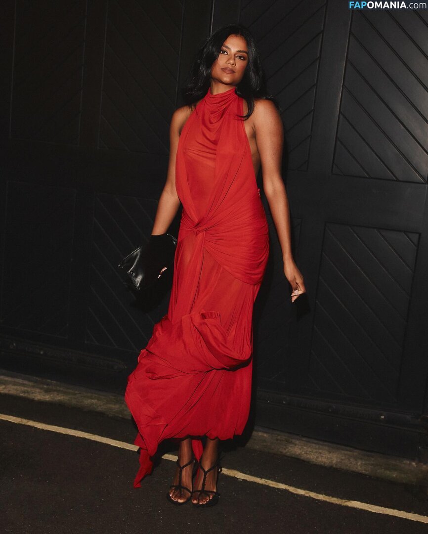 Simone Ashley / simoneashley Обнажённый OnlyFans  Утёкшее фото #1