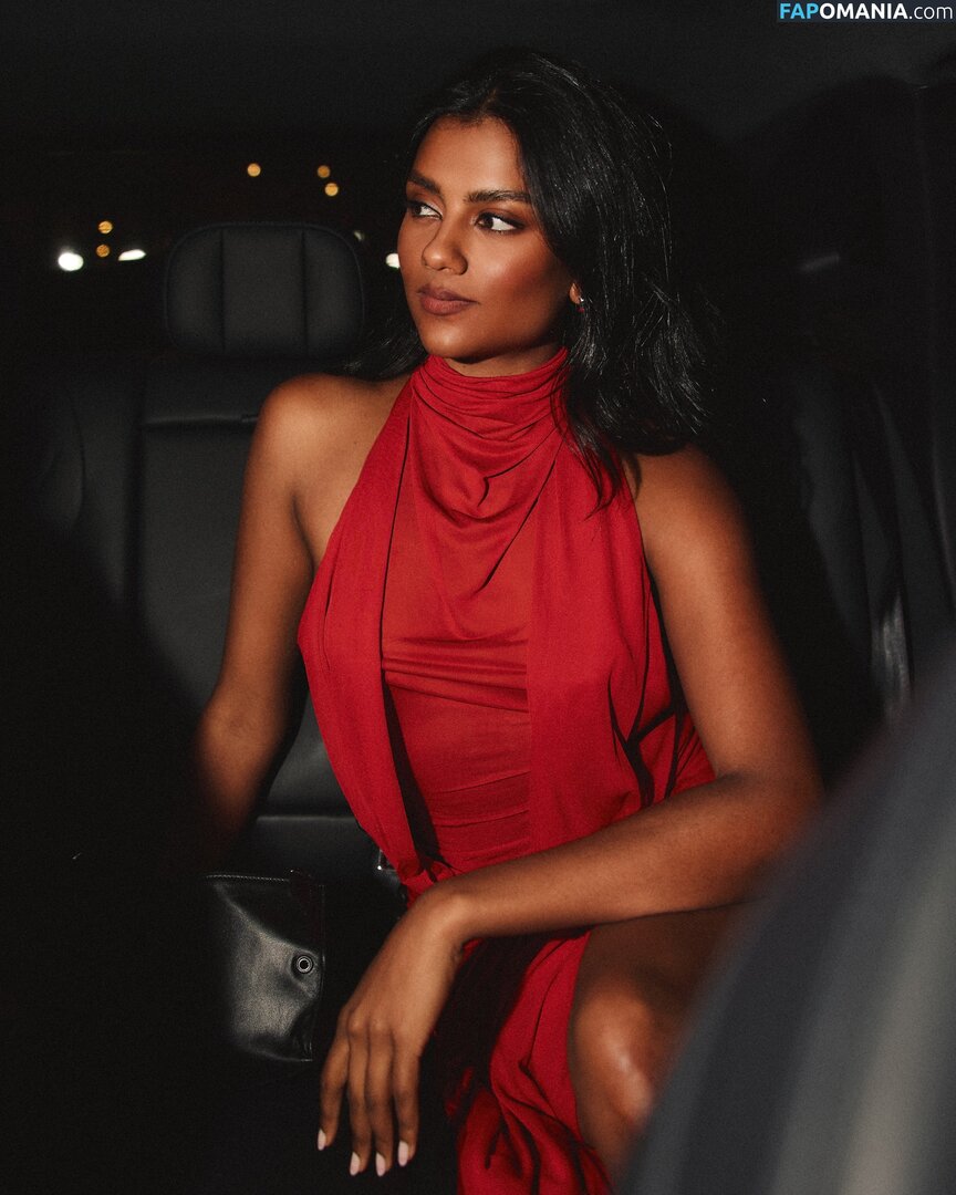 Simone Ashley / simoneashley Обнажённый OnlyFans  Утёкшее фото #7