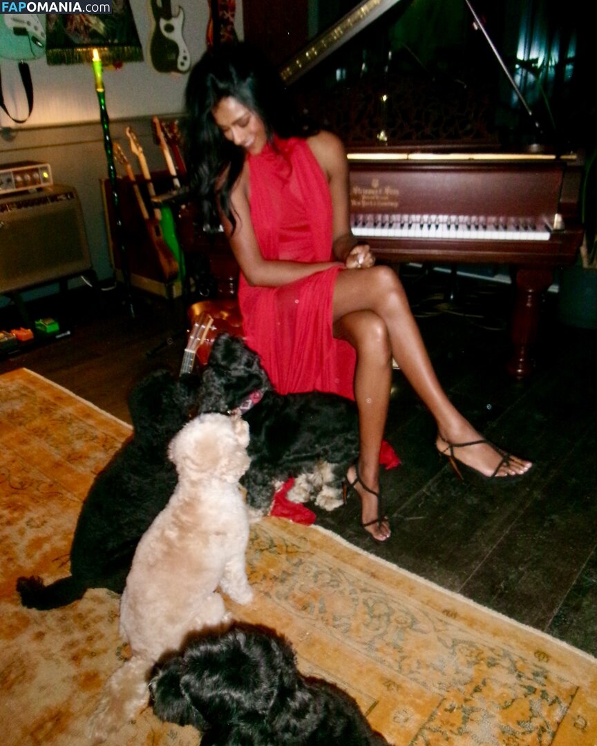 Simone Ashley / simoneashley Обнажённый OnlyFans  Утёкшее фото #8