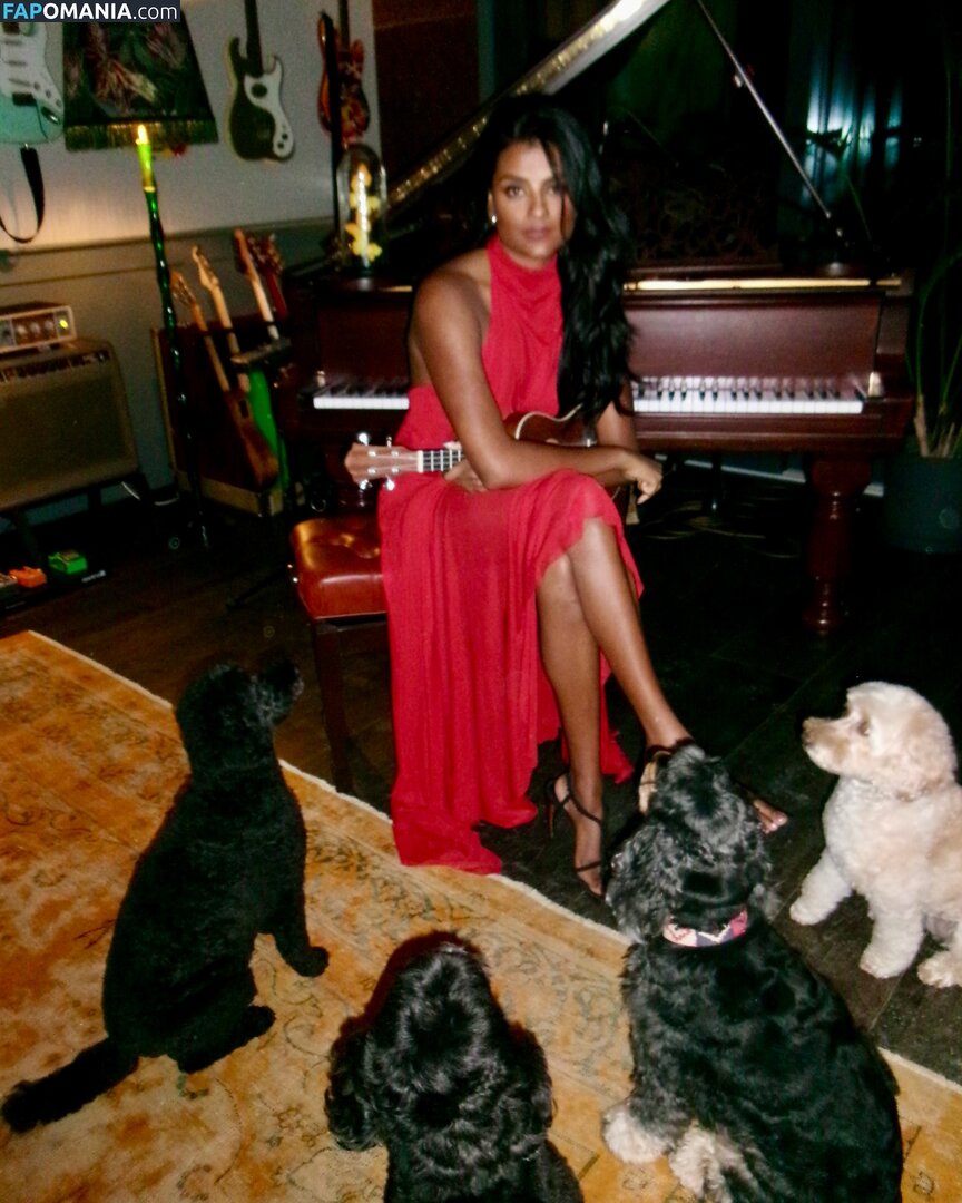 Simone Ashley / simoneashley Обнажённый OnlyFans  Утёкшее фото #9