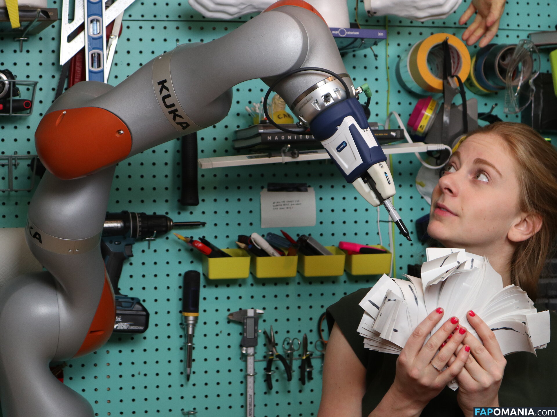 Simone Giertz / simonegiertz Обнажённый OnlyFans  Утёкшее фото #3