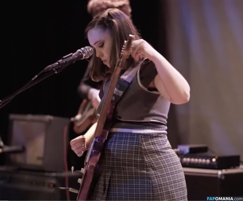 Soccer Mommy / Sophia Allison / soccermommyband Обнажённый OnlyFans  Утёкшее фото #3