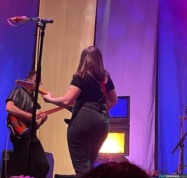 Soccer Mommy / Sophia Allison / soccermommyband Обнажённый OnlyFans  Утёкшее фото #5