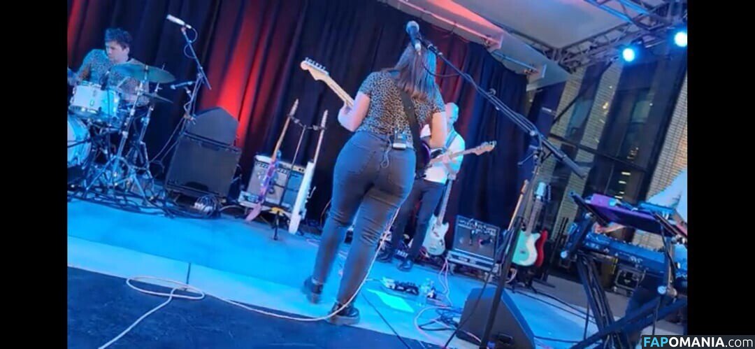 Soccer Mommy / Sophia Allison / soccermommyband Обнажённый OnlyFans  Утёкшее фото #6