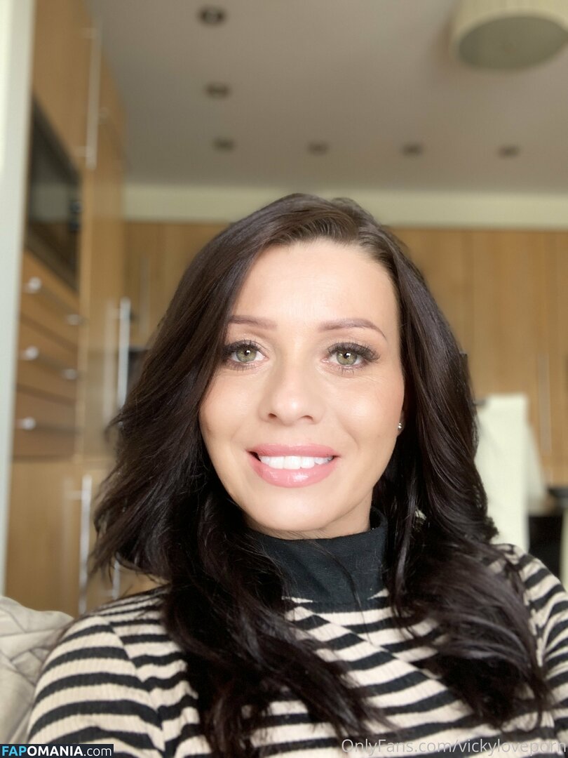 vickiebrownofficial / vickyloveporn Обнажённый OnlyFans  Утёкшее фото #19