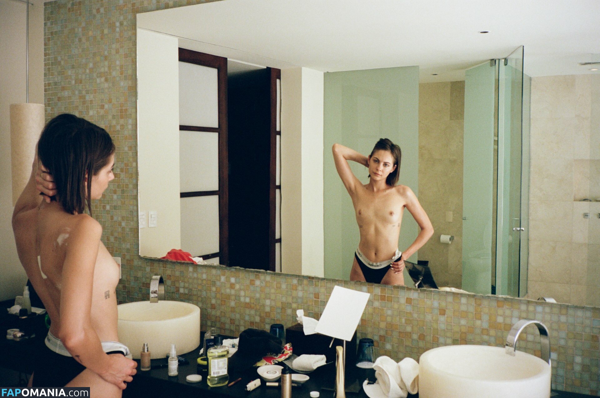 Willa Holland / willaholland Обнажённый OnlyFans  Утёкшее фото #1